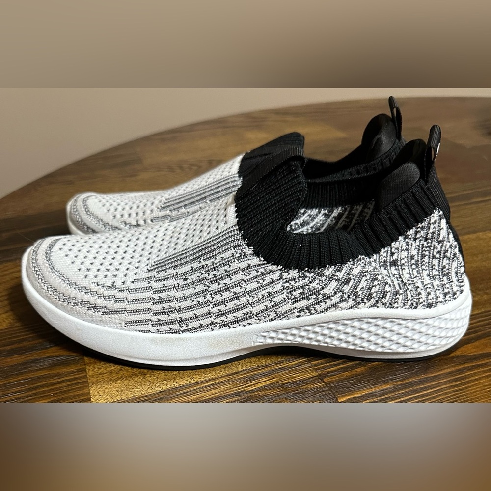 Tommy Bahama Black and White Women's Sneakers
Like new. Smoke free home.
